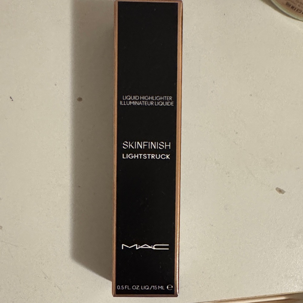 Unopened New MAC Skinfinish Lightstruck Highlighter in Lightscapade
